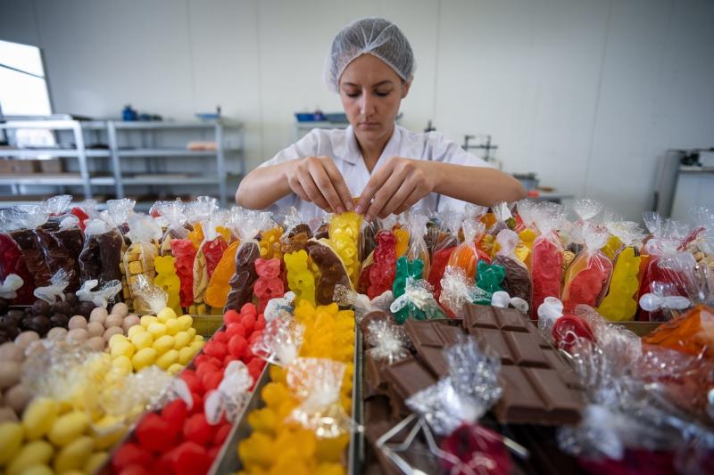 Słodycze w celofanowych torebkach – mieszanka pastelowych cukierków z akcentem świątecznym