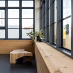 drewniany parapet w stylu klasycznym zestawiony z antracytowymi oknami