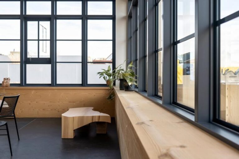 drewniany parapet w stylu klasycznym zestawiony z antracytowymi oknami