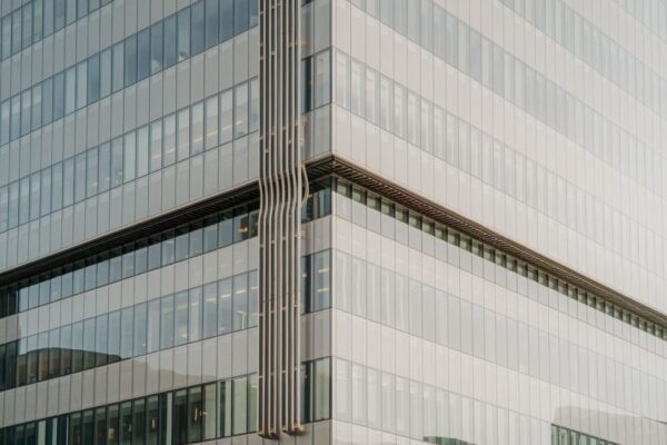 Estetyczne ukrycie przewodów na zewnątrz budynku