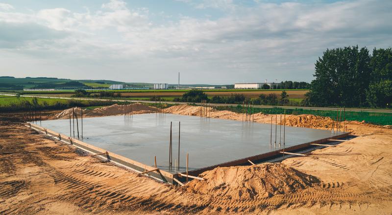 Ilustracja ukazująca warstwy i konstrukcję płyty fundamentowej.