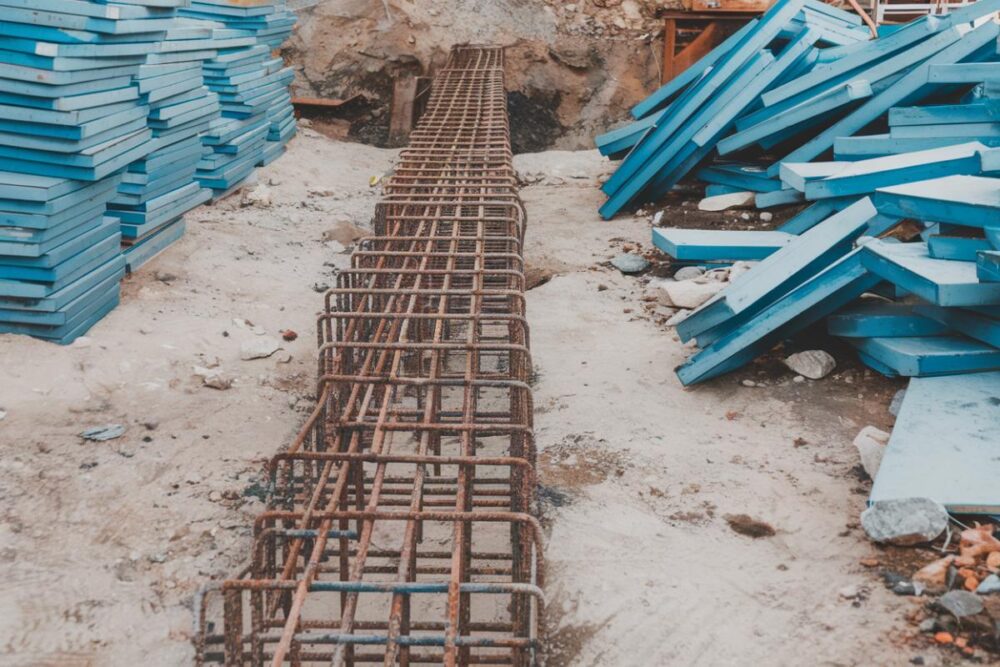 świeżo wykonany fundament przed dalszymi pracami budowlanymi.