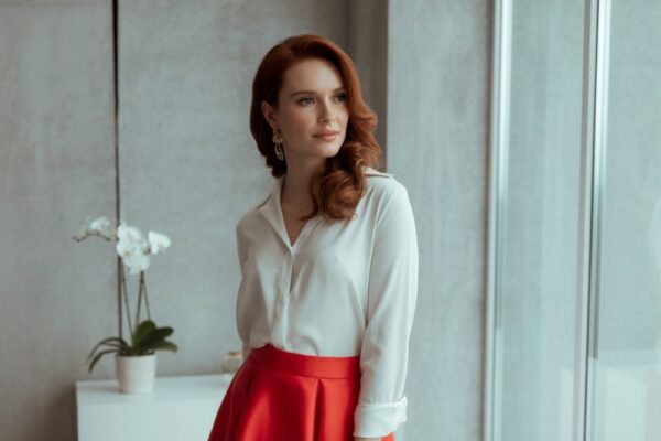 biała bluzka i czerwona spódnica
