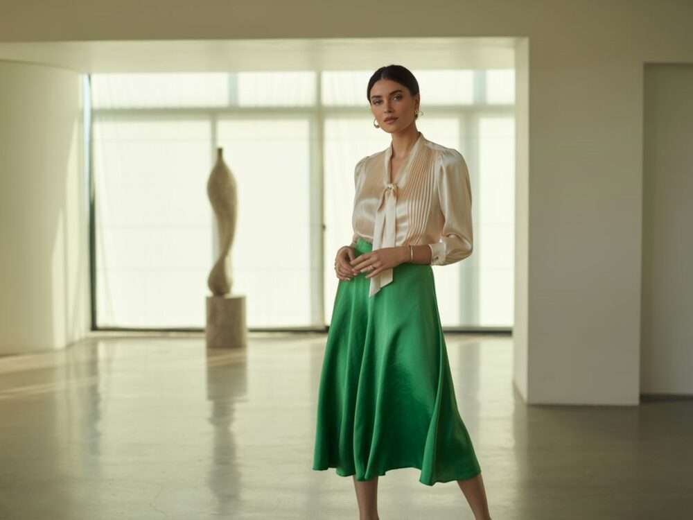 modna bluzka do zielonej spódnicy